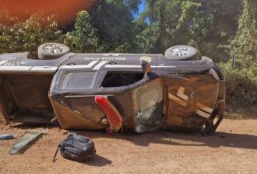 Viatura da polícia capotada