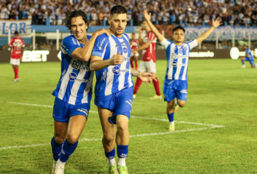 Nicolas, João Vieira e Esli Garcia comemorando um gol