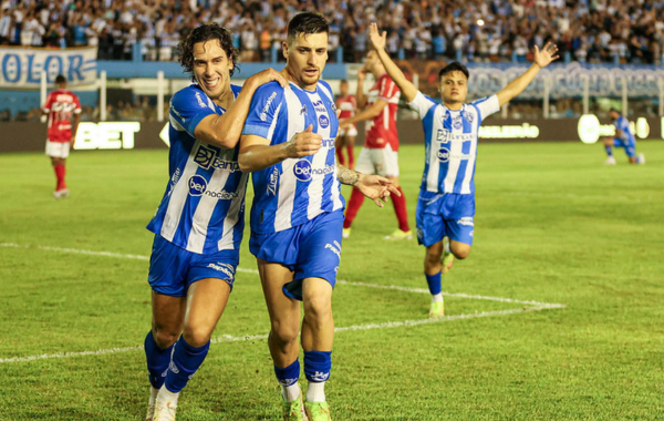 Nicolas, João Vieira e Esli Garcia comemorando um gol