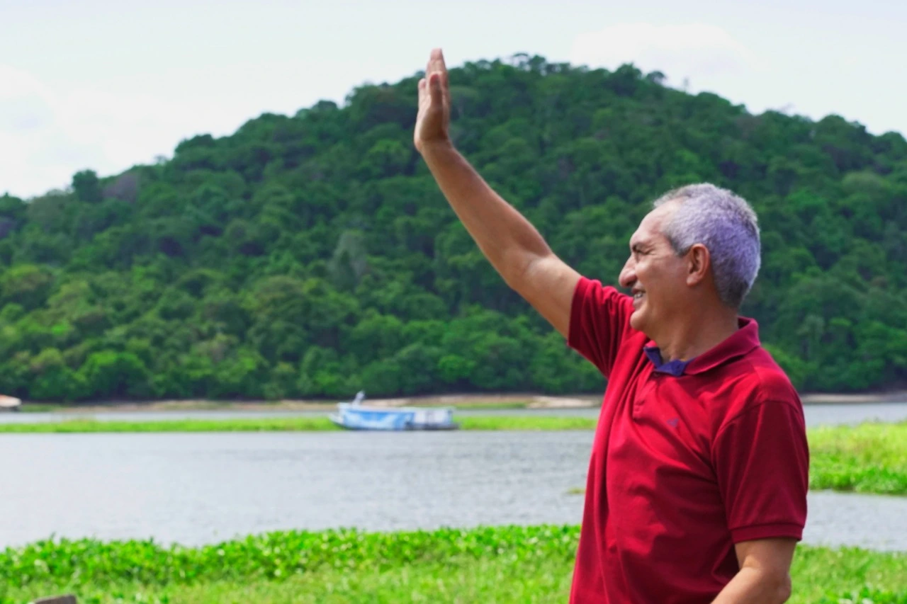 Jaime Silva, atual prefeito de Óbidos, em foto diante paisagem.