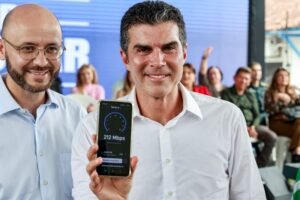 O secretário de Educação do Pará, Rossieli Soares, ao lado do governador Helder Barbalho, durante anúncio do programa "Kit Bora Estudar", um investimento em antenas Starlink de internet via satélite para todas as escolas da rede estadual de ensino.