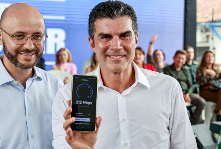 O secretário de Educação do Pará, Rossieli Soares, ao lado do governador Helder Barbalho, durante anúncio do programa "Kit Bora Estudar", um investimento em antenas Starlink de internet via satélite para todas as escolas da rede estadual de ensino.