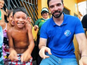 Igor Normando treme dançando com um garoto em uma rua de Belém durante sua campanha eleitoral.