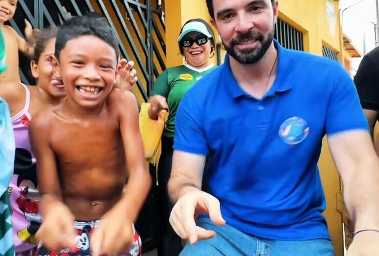 Igor Normando treme dançando com um garoto em uma rua de Belém durante sua campanha eleitoral.