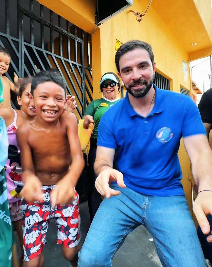 Igor Normando treme dançando com um garoto em uma rua de Belém durante sua campanha eleitoral.