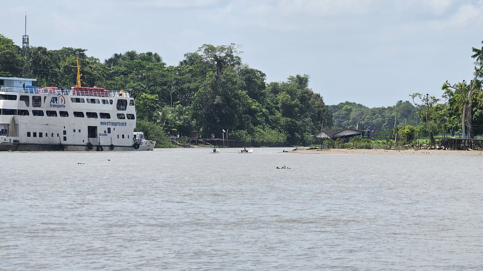 Navio e escola em Breves