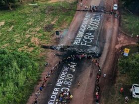 Indígenas bloqueiam BR-163 em protesto contra Lei Estadual e denunciam descaso com a educação