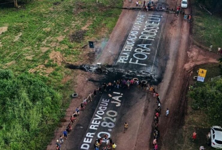 Indígenas bloqueiam BR-163 em protesto contra Lei Estadual e denunciam descaso com a educação