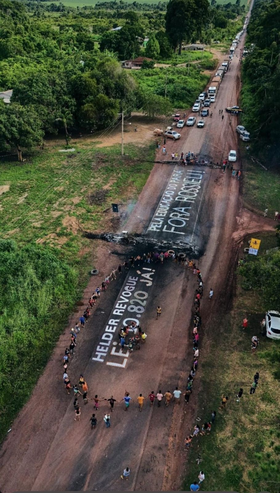 Indígenas bloqueiam BR-163 em protesto contra Lei Estadual e denunciam descaso com a educação