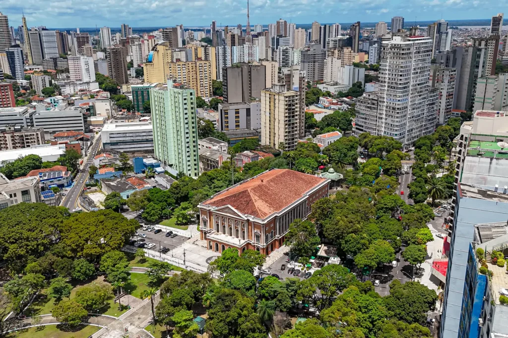 Vista aérea do Teatro da Paz, no centro de Belém.