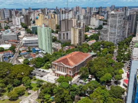 Vista aérea do Teatro da Paz, no centro de Belém.
