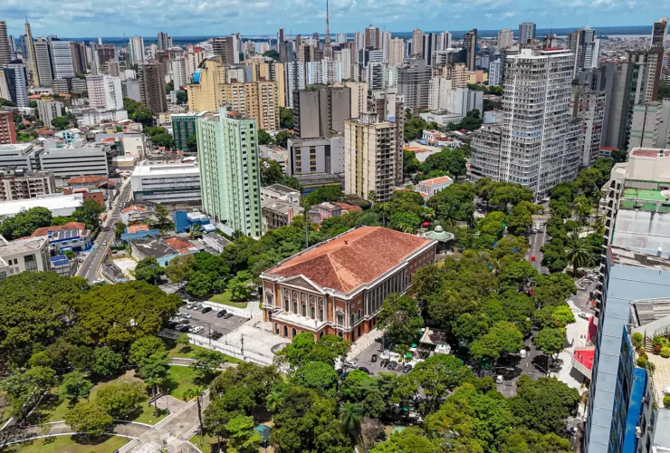 Vista aérea do Teatro da Paz, no centro de Belém.