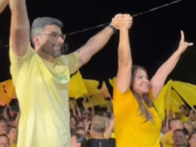 O prefeito de Ananindeua, Daniel Santos (PSB) levanta o braço de Eliene Lima, pré-candidata do PL à prefeitura de Tucuruí.