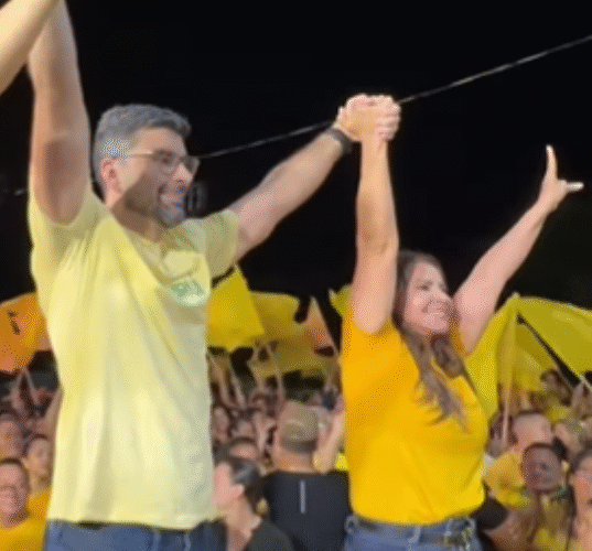 O prefeito de Ananindeua, Daniel Santos (PSB) levanta o braço de Eliene Lima, pré-candidata do PL à prefeitura de Tucuruí.