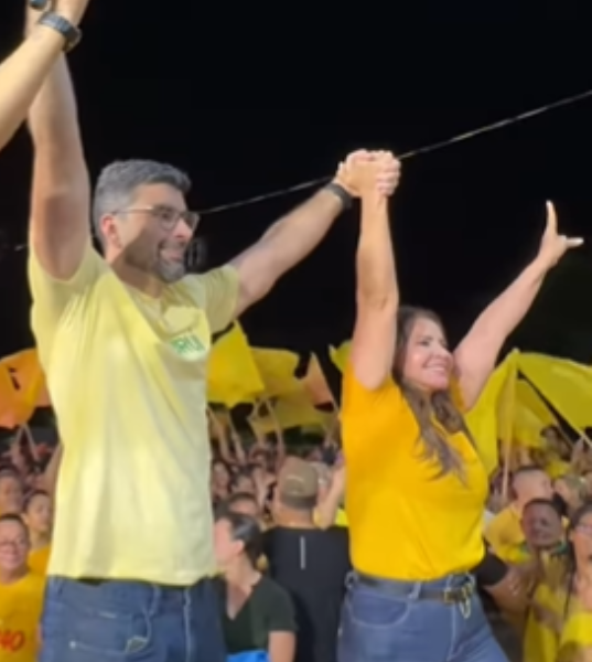 O prefeito de Ananindeua, Daniel Santos (PSB) levanta o braço de Eliene Lima, pré-candidata do PL à prefeitura de Tucuruí.