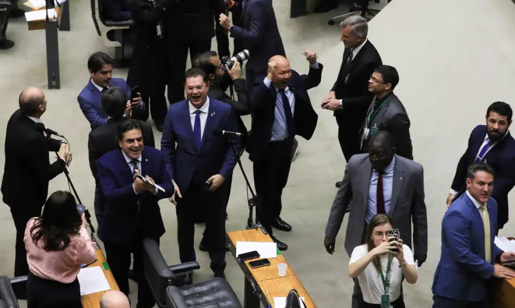 Deputados da oposição comemoram o resultado da votação que derrubou o reajuste do IOF.