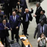 Deputados da oposição comemoram o resultado da votação que derrubou o reajuste do IOF.