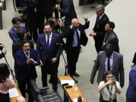 Deputados da oposição comemoram o resultado da votação que derrubou o reajuste do IOF.