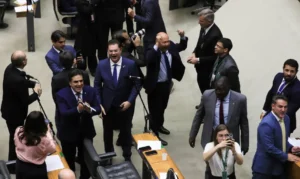 Deputados da oposição comemoram o resultado da votação que derrubou o reajuste do IOF.