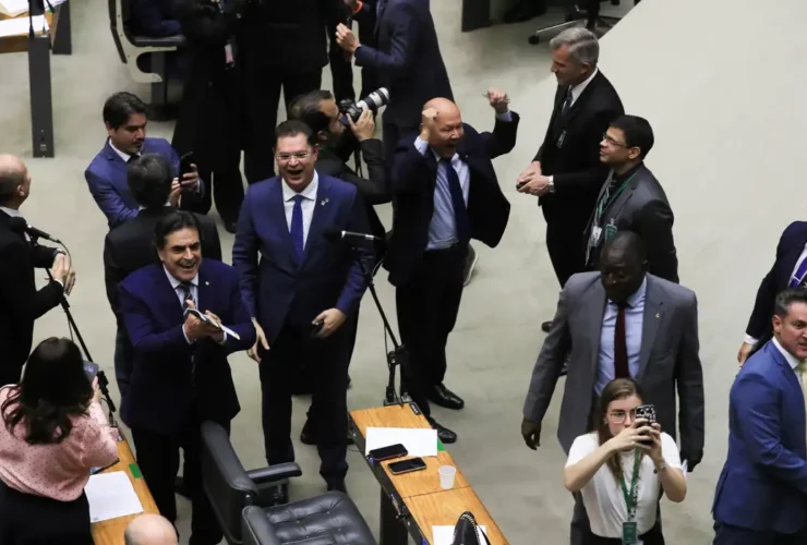Deputados da oposição comemoram o resultado da votação que derrubou o reajuste do IOF.