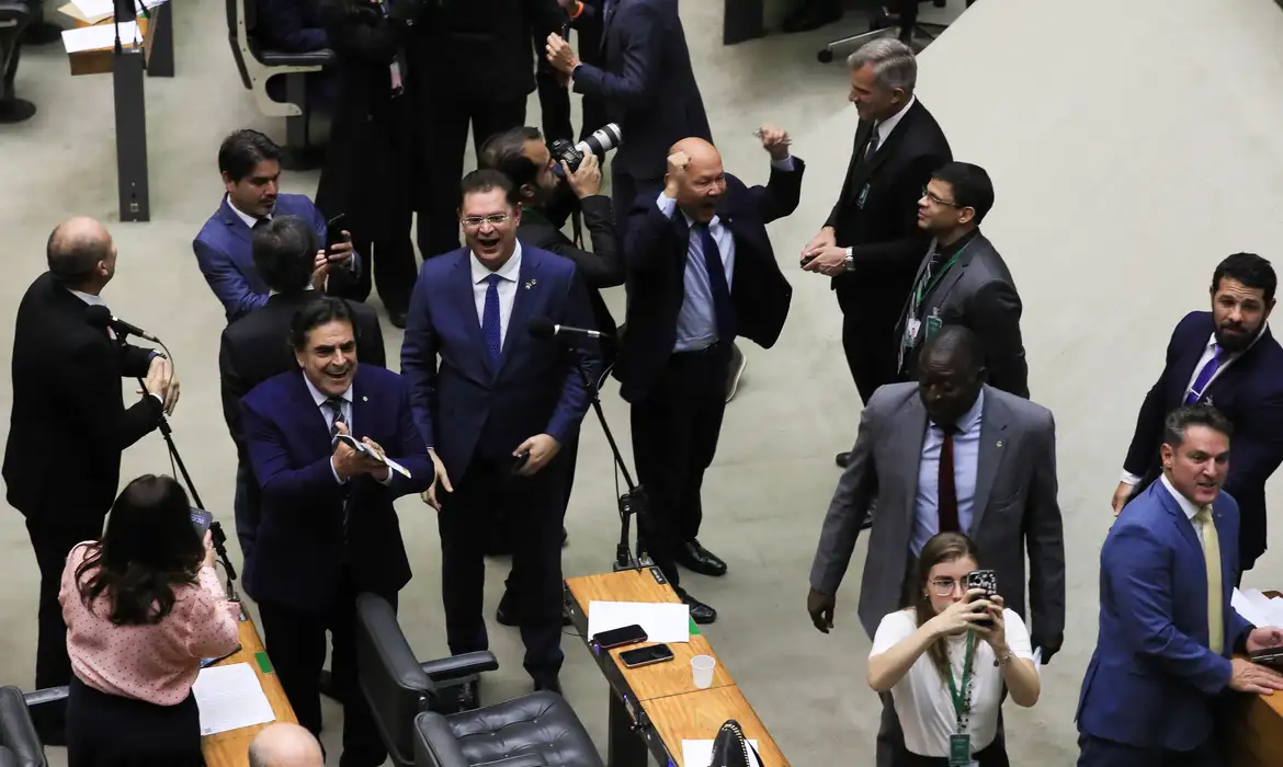 Deputados da oposição comemoram o resultado da votação que derrubou o reajuste do IOF.
