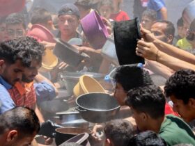 Palestinos disputam pequenas porções de comida em Gaza, devastada pela guerra e pelo bloqueio israelense.