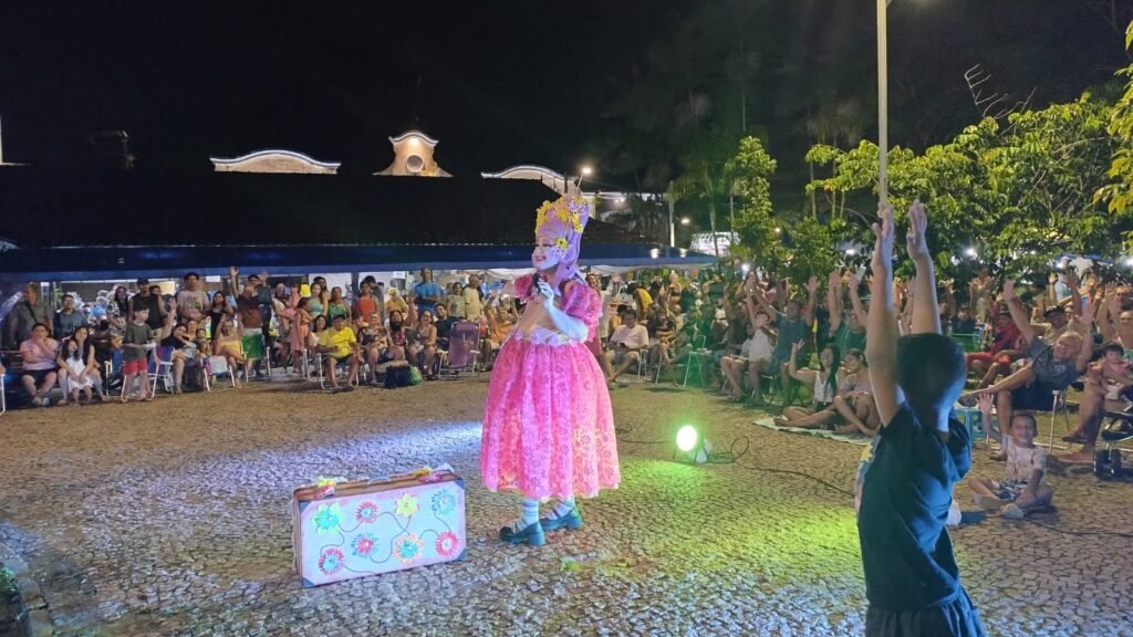 Apresentação da Drag Queen Xirley Tão animou a noite e as famílias presentes na praça central de Mosqueiro