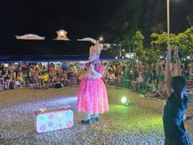 Apresentação da Drag Queen Xirley Tão animou a noite e as famílias presentes na praça central de Mosqueiro