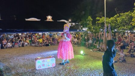 Apresentação da Drag Queen Xirley Tão animou a noite e as famílias presentes na praça central de Mosqueiro