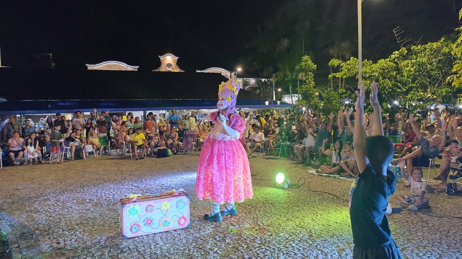 Apresentação da Drag Queen Xirley Tão animou a noite e as famílias presentes na praça central de Mosqueiro