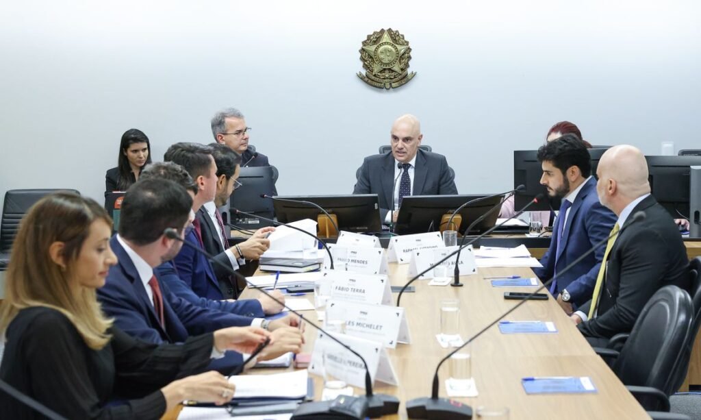 Reunião entre governo e parlamentares mediada pelo STF terminou sem acordo.