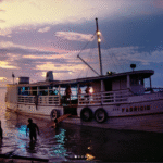 Foto de um barco atracando em um porto de um rio da Amazônia