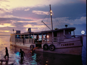 Foto de um barco atracando em um porto de um rio da Amazônia