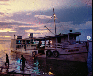 Foto de um barco atracando em um porto de um rio da Amazônia