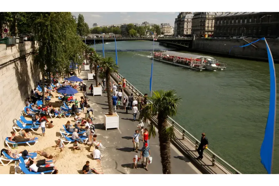 Franceses tomam sol às margens do rio Sena no dia de abertura do festival Paris Plages, enquanto as temperaturas de verão atingem Paris, França, em 20 de julho de 2016.