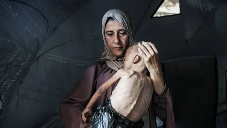 Segundo relatos de médicos, jornalistas e observadores internacionais em Gaza, mães têm implorado por leite em fórmula na porta dos hospitais para alimentar seus bebês com fome.