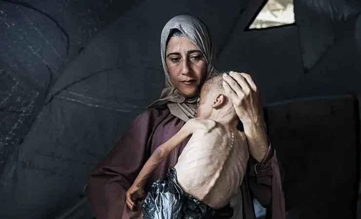 Segundo relatos de médicos, jornalistas e observadores internacionais em Gaza, mães têm implorado por leite em fórmula na porta dos hospitais para alimentar seus bebês com fome.