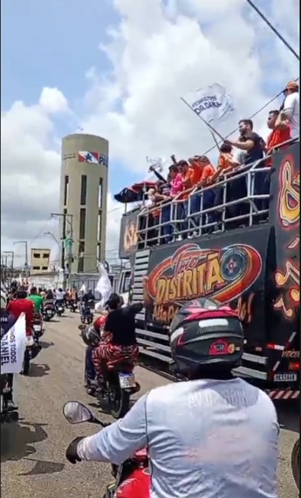 Dr Daniel Santos (PSB) é recebido com festa e trio elétrico após chegar no aeroporto de Belém e segue para Ananindeua com uma legião de apoiadores