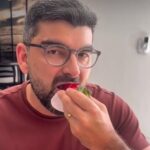 Dr Daniel Santos comendo o Morango do Amor
