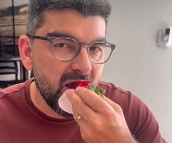 Dr Daniel Santos comendo o Morango do Amor