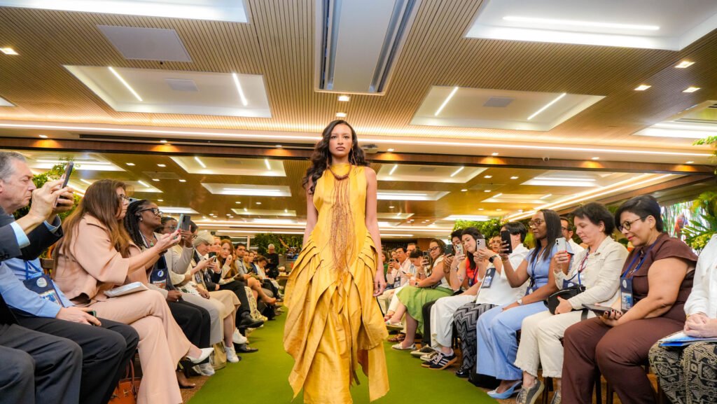 A programação incluiu ainda o EcoAmazon Show, desfile sustentável que apresentou criações de moda e acessórios inspirados nos biomas brasileiros, produzidos a partir de materiais e processos de baixo impacto ambiental.