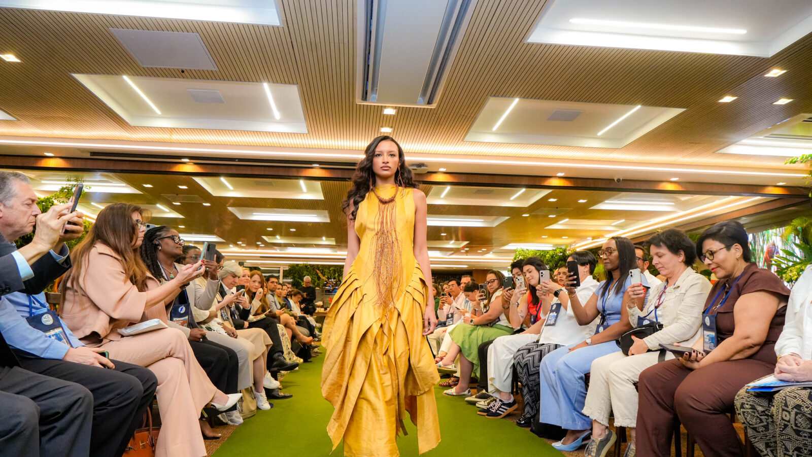 A programação incluiu ainda o EcoAmazon Show, desfile sustentável que apresentou criações de moda e acessórios inspirados nos biomas brasileiros, produzidos a partir de materiais e processos de baixo impacto ambiental.
