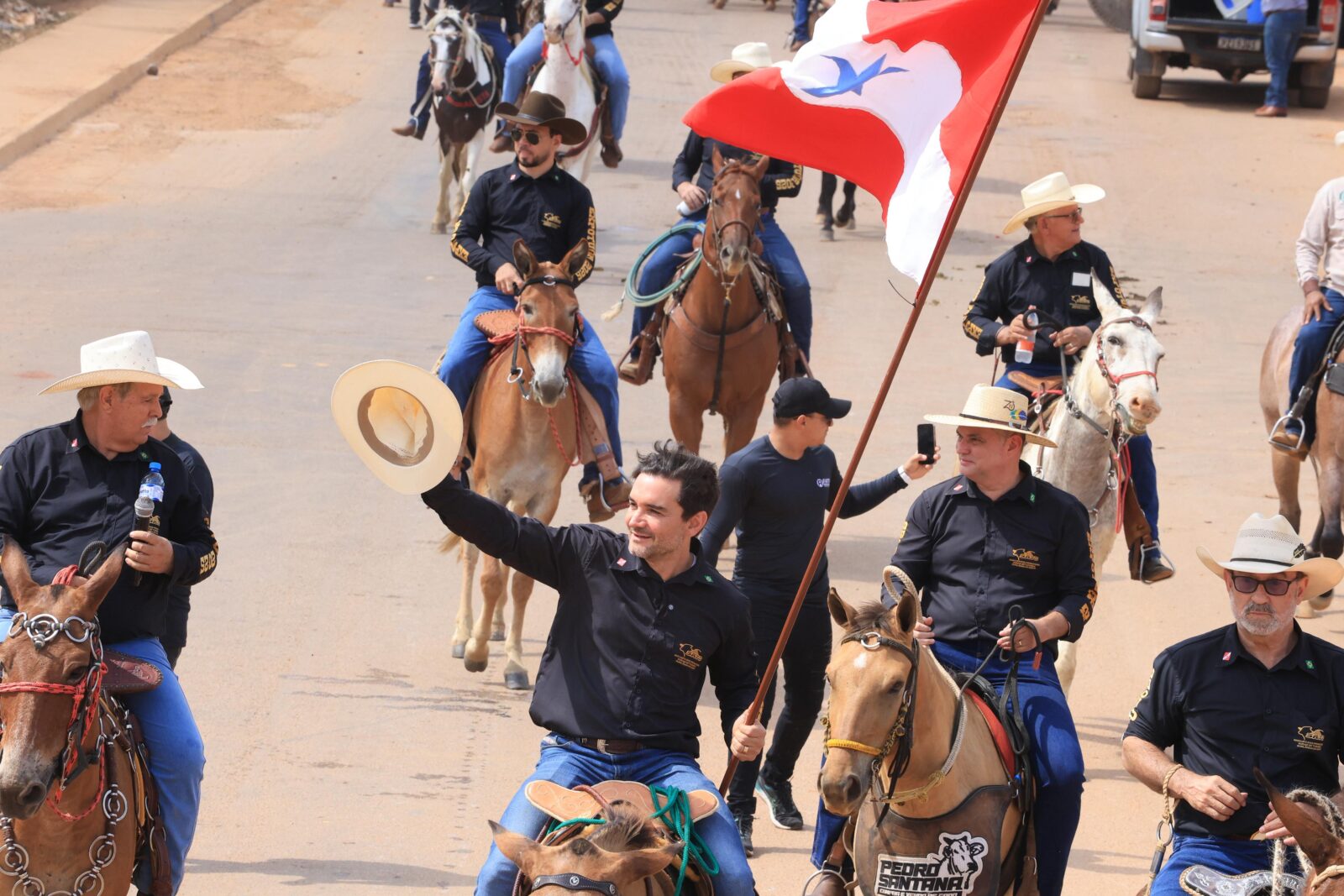 Celso Sabino participa de cavalgada na Expotuor, evento que movimentou o interior do estado do Pará.