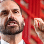 Com a condenação de seu pai e o risco de uma futura prisão, Eduardo Bolsonaro faz lobby juntp à direita americana e o governo Trump, ameaçando a nação brasileira, até com uma possível guerra.