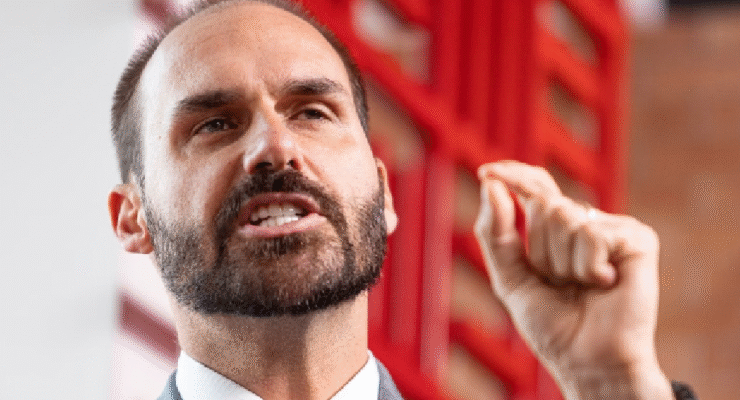 Com a condenação de seu pai e o risco de uma futura prisão, Eduardo Bolsonaro faz lobby juntp à direita americana e o governo Trump, ameaçando a nação brasileira, até com uma possível guerra.