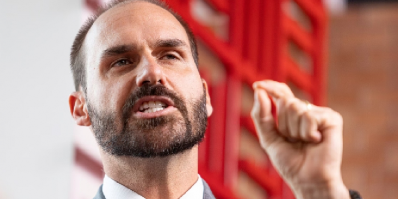 Com a condenação de seu pai e o risco de uma futura prisão, Eduardo Bolsonaro faz lobby juntp à direita americana e o governo Trump, ameaçando a nação brasileira, até com uma possível guerra.