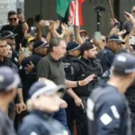 Ex-presidente Bolsonaro retorna à prisão domiciliar após exames médicos, com aliados destacando fragilidade física como argumento para evitar presídio.