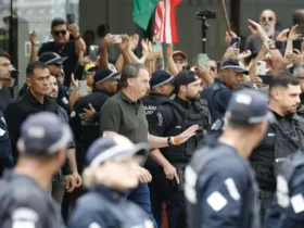 Ex-presidente Bolsonaro retorna à prisão domiciliar após exames médicos, com aliados destacando fragilidade física como argumento para evitar presídio.