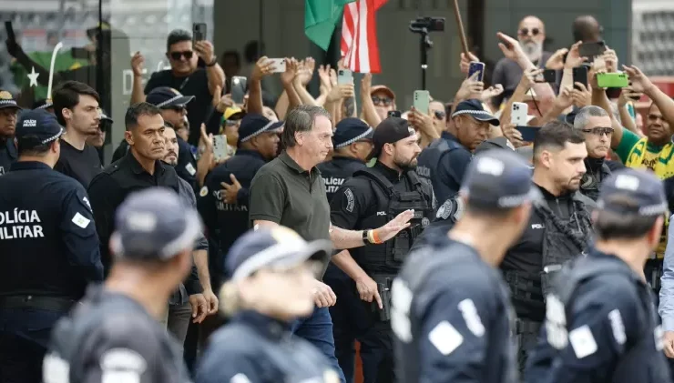 Ex-presidente Bolsonaro retorna à prisão domiciliar após exames médicos, com aliados destacando fragilidade física como argumento para evitar presídio.