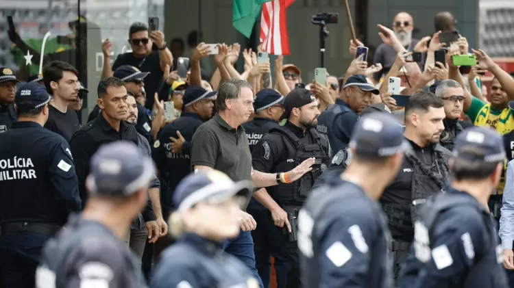 Ex-presidente Bolsonaro retorna à prisão domiciliar após exames médicos, com aliados destacando fragilidade física como argumento para evitar presídio.